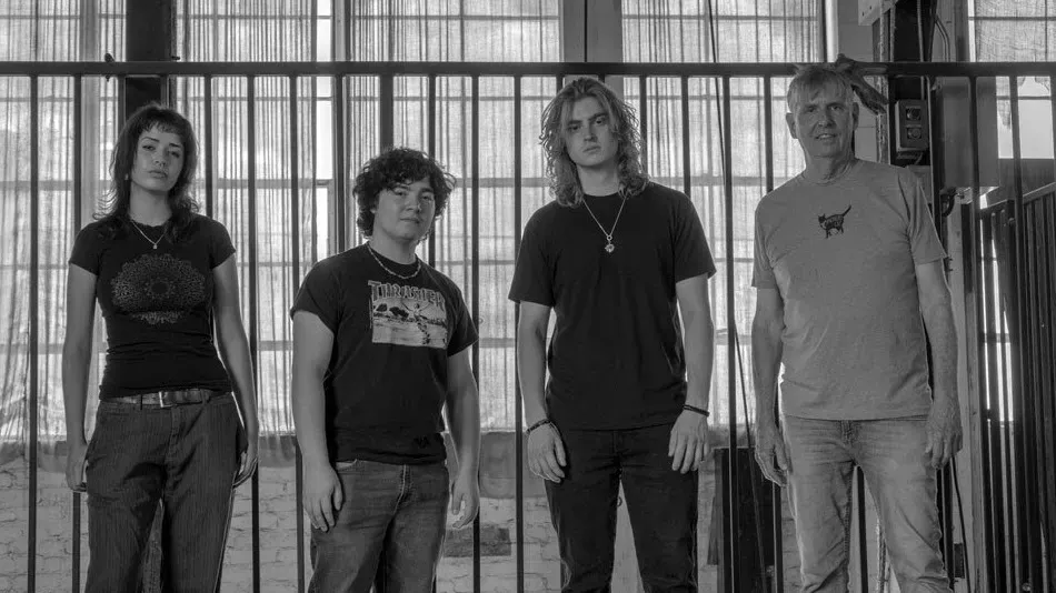 Greg Ginn нашел новую вокалистку Black Flag в толп...