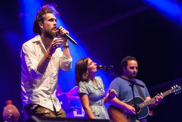 Фронтмен Edward Sharpe опровергает критику песни «Home»