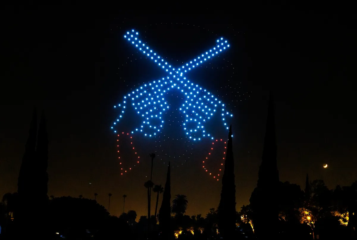 Guns N' Roses: Дрон-шоу в Лос-Анджелесе в честь ту...