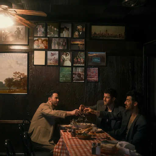 Новый альбом Jonas Brothers: «Greetings From Your Hometown»
