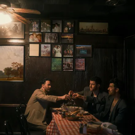 Jonas Brothers представили новый сингл и отмечают 20-летие группы