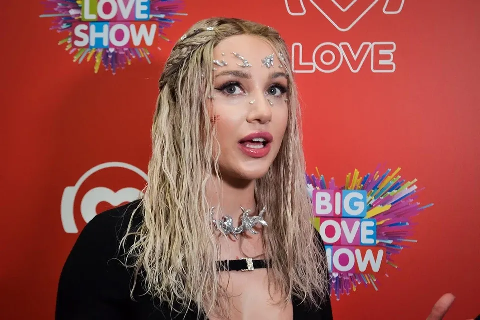 Российская певица Mia Boyka извинилась за оскорбительный жест в шоу
