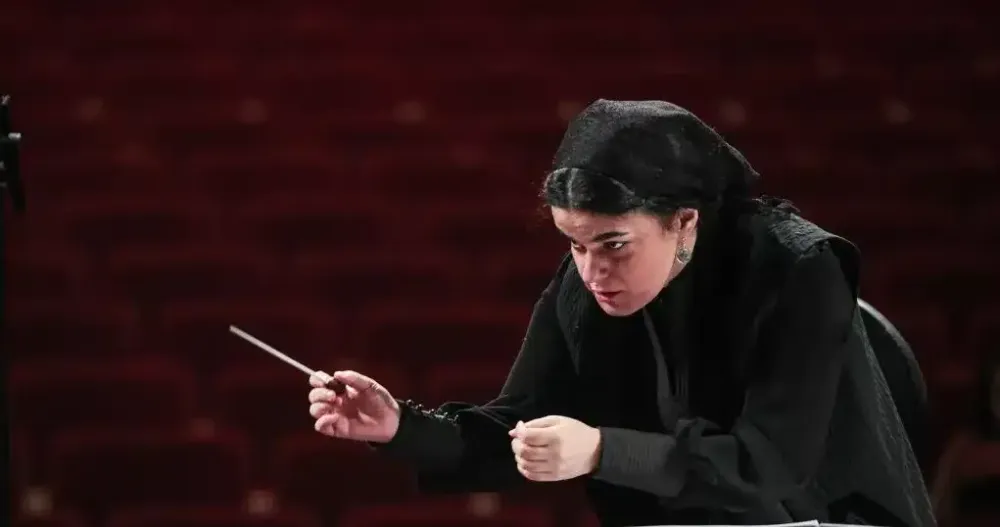 Паниз Фариусефи: первая женщина-дирижер в Тегеранс...