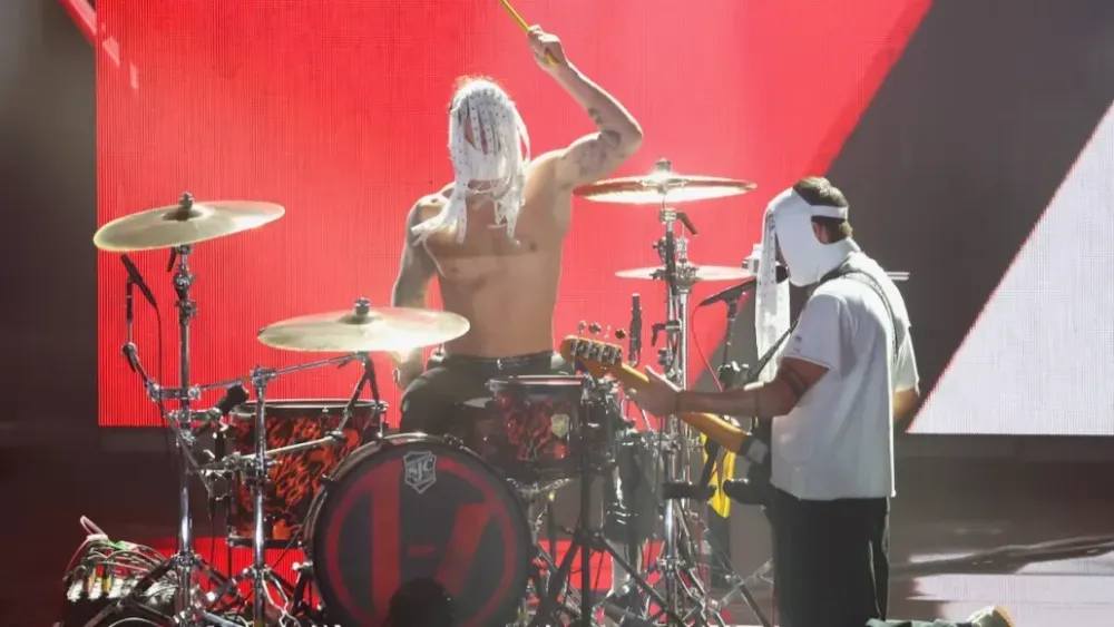 Twenty One Pilots исполнили «Seven Nation Army» в ...