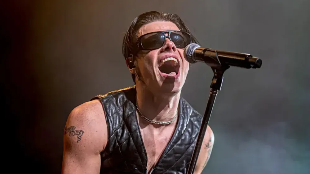 Yungblud отменяет тур 2025 года из-за проблем со з...