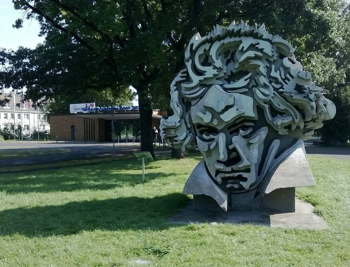 Бонн потратил 220 млн евро на реконструк...