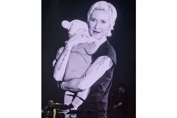 Диана Арбенина с ребенком на сцене: трогательный м...