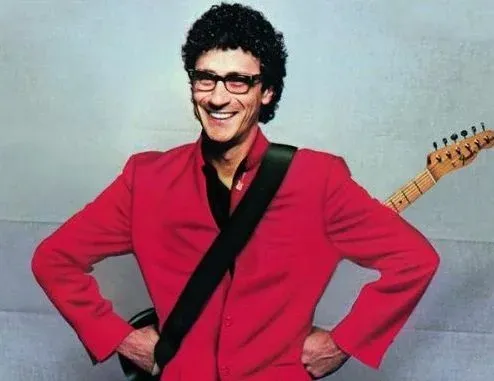 Исполнитель Donnie Iris исполняет хит 'Ah Leah' в стиле рок