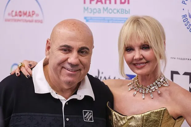 Звезды застряли в лифте: мини-концерт в Доме музык...