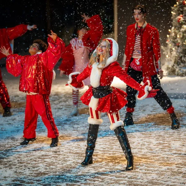 Кайли Миноуг показала рождественский клип «XMAS»