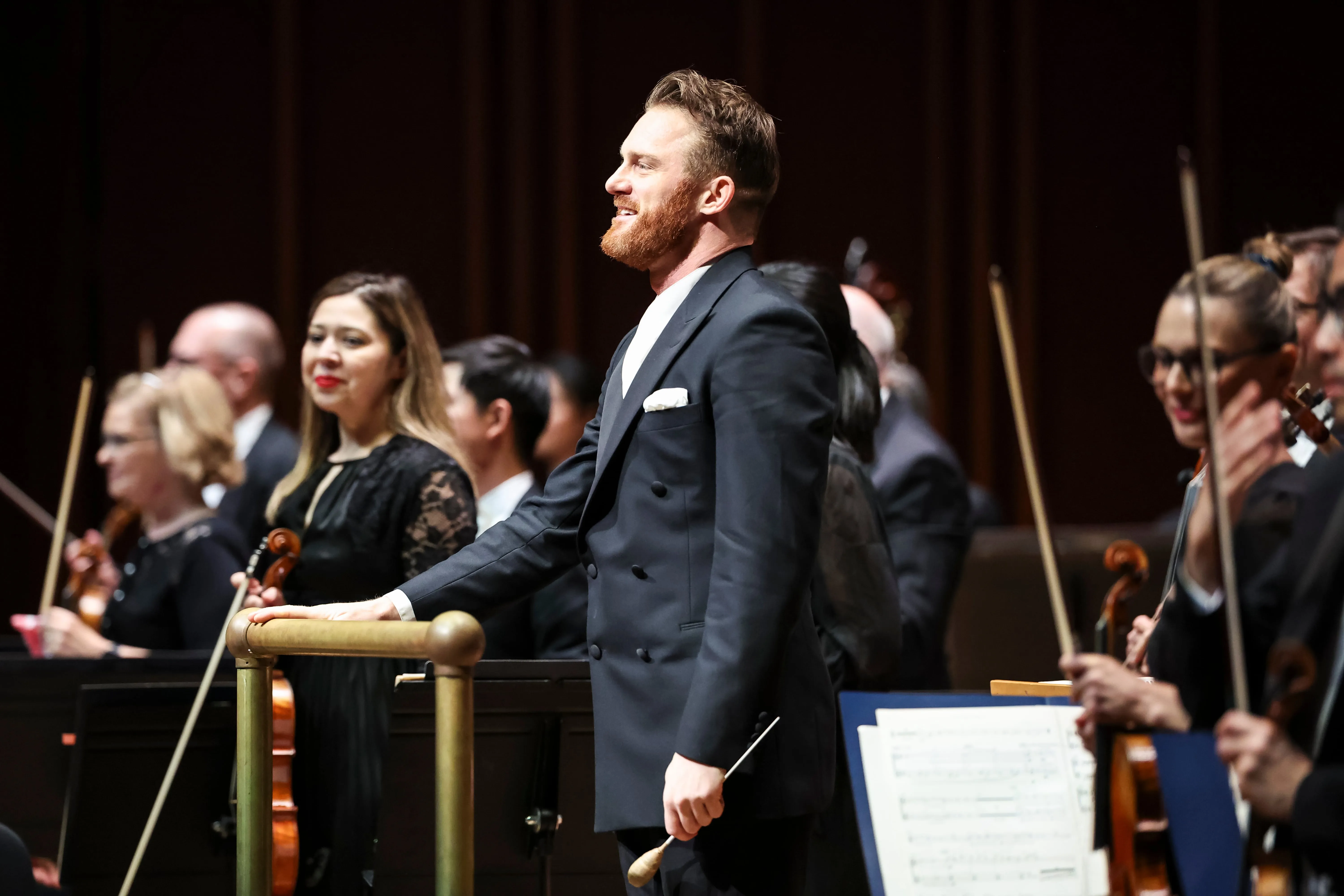 Кортни Льюис продлил контракт с Симфонич...