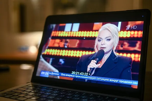 Мошенники преследовали Ларису Долину и ее семью