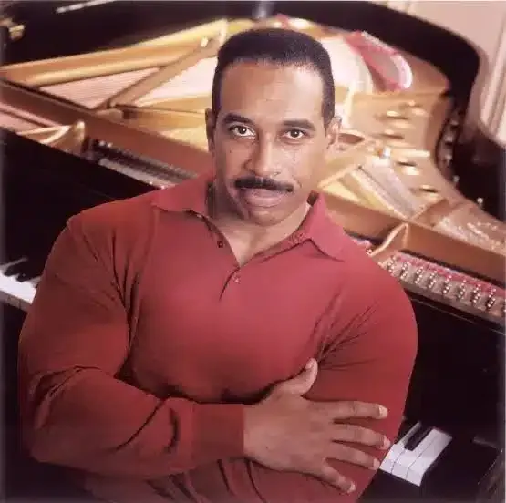 Скончался американский пианист Леон Бейтс в возрас...