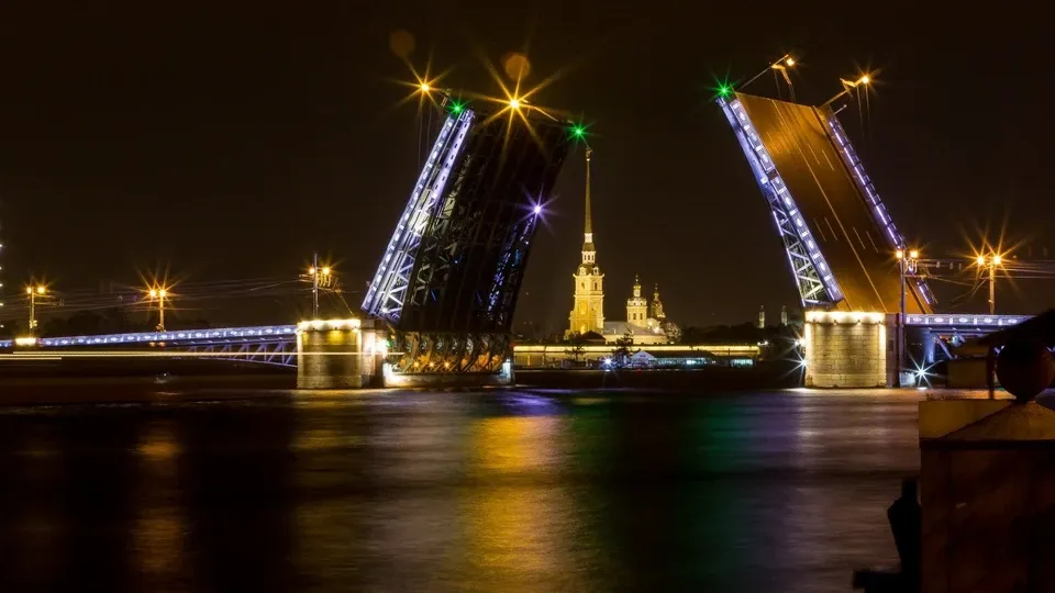 Поющие мосты в Санкт-Петербурге: празднование дня рождения Пушкина