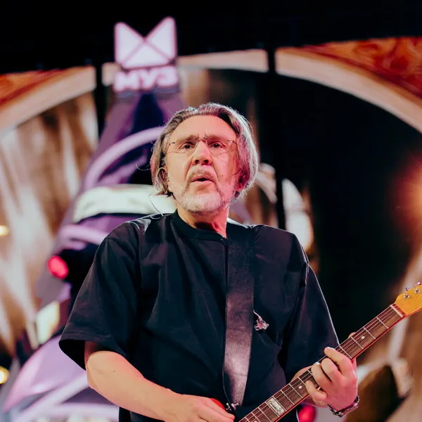 «Танцы! Ёлка! Муз-ТВ!»: Звезды зажгли в ...