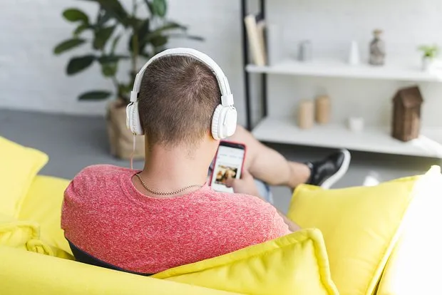 Украина блокирует российских исполнителе...