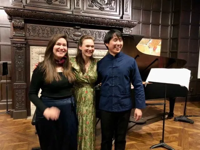 Сёстры-скрипачки: уникальное выступление в новом к...