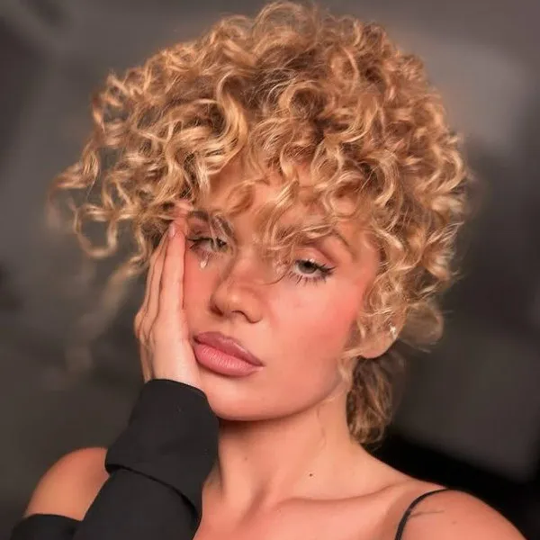 Певица Шена Шульгина госпитализирована после празднования 32-летия