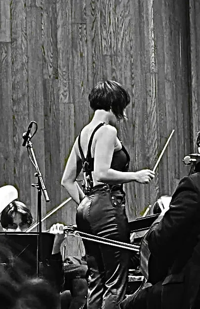 Пианистка Юя Ванг в комбинезоне за дирижерским пул...